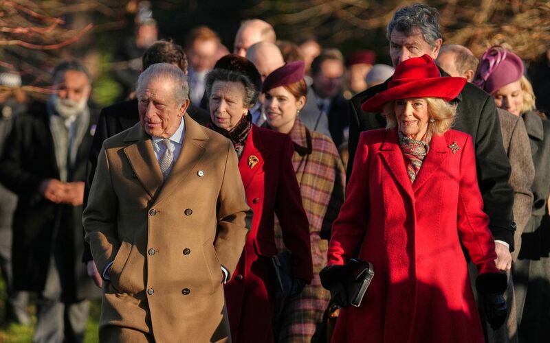 Die Königsfamilie auf dem Weg zum Weihnachtsgottesdienst. - Foto: Jon Super/AP/dpa