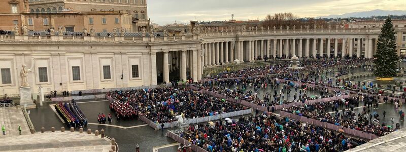 Tausende Gläubige warteten in der nassen Kälte auf dem Petersplatz auf den Segen des Papstes. - Foto: Sabine Dobel/dpa