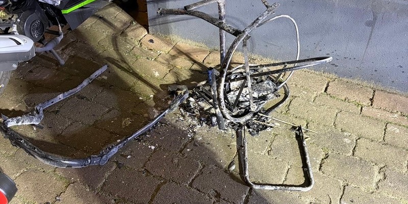 FW-OLL: Heiligabend: Dramatischer Feuerwehreinsatz im historischen Bahnhofsgebäude - 13 Menschen und zwei Hunde gerettet - Foto: presseportal.de