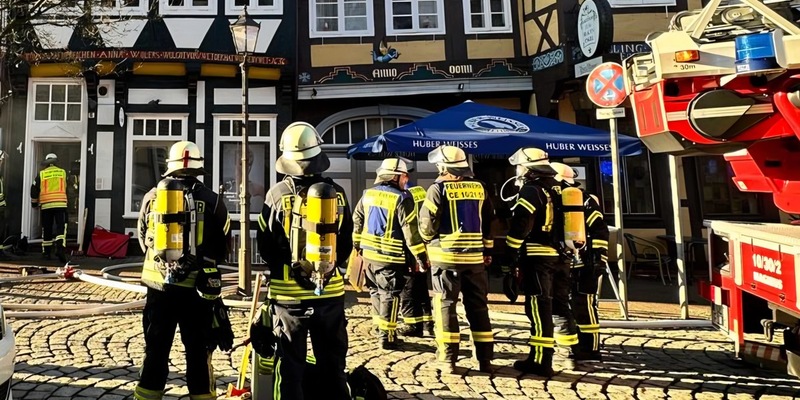 FW Celle: Starke Rauchentwicklung aus Fachwerkhaus in der Celler Altstadt - Feuer in einem Keller am ersten Weihnachtstag! - Foto: presseportal.de