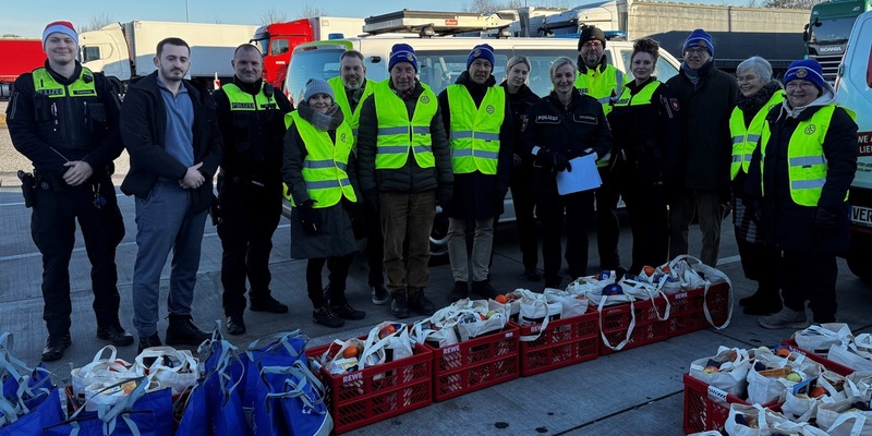 POL-VER: Weihnachtsaktion auf der Rastanlage Goldbach: Geschenktüten für Berufskraftfahrende - Foto: presseportal.de