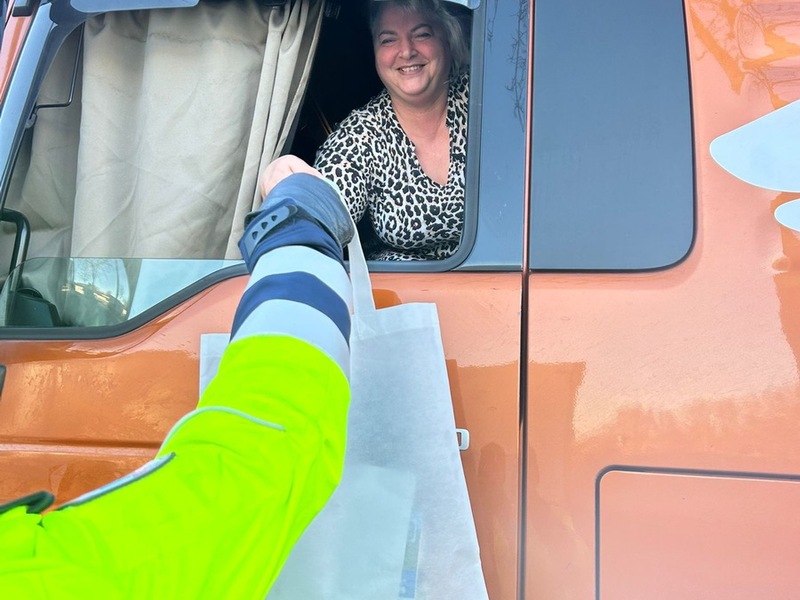 POL-WL: Fernfahrerstammtisch der Polizeidirektion Lüneburg unterstützt Weihnachtsaktion von DocStop e. V. - Foto: presseportal.de