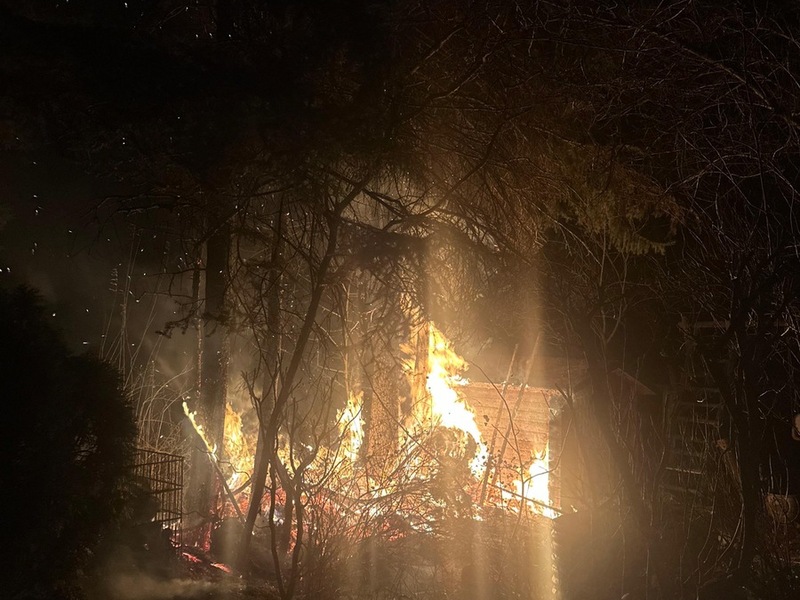 FW-E: Brand einer Gartenlaube am Heilig Abend in Essen-Frintrop - Feuer greift auf umliegendes Gehölz über - Foto: presseportal.de