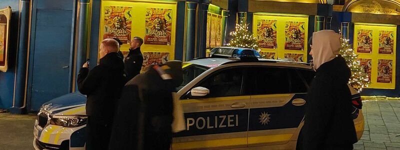 Aktivisten hatten versucht, in der Manege ein Banner zu entrollen.  - Foto: Britta Schultejans/dpa