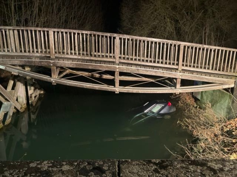 POL-HI: Alkohol, Cannabis und überhöhte Geschwindigkeit: Unfallfahrer stürzt in Innerste-Staubecken - Foto: presseportal.de