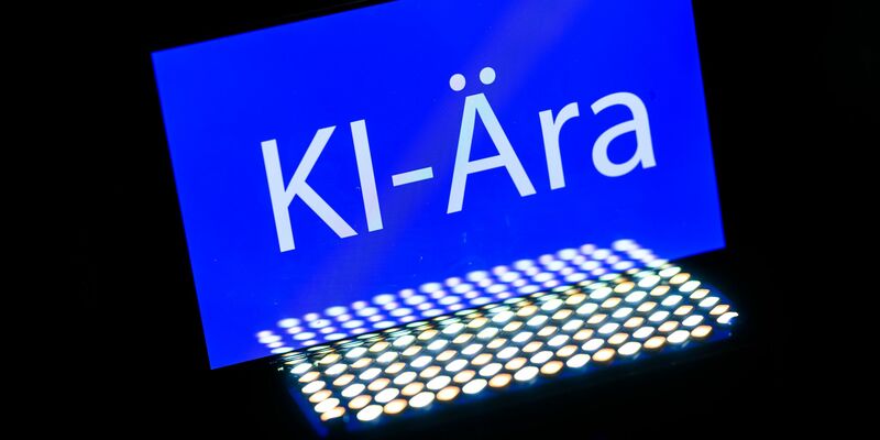 Das Wort des Jahres 2025 ist «KI-Ära». Voraussichtlich 2026 werden viele Verbraucherinnen und Verbraucher erstmals einer Weiterentwicklung der Technologie begegnen - beim Online-Einkauf. (Symbolbild)  - Foto: Robert Michael/dpa