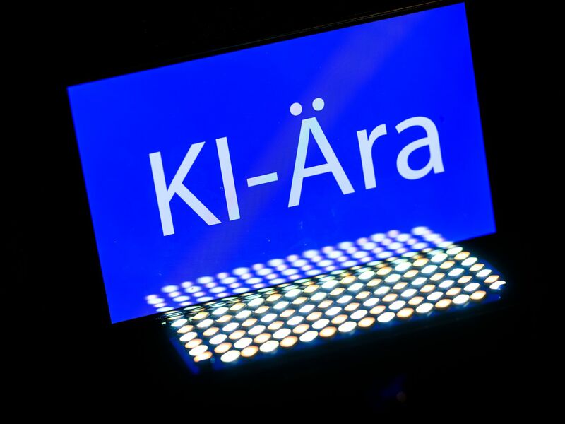 Das Wort des Jahres 2025 ist «KI-Ära». Voraussichtlich 2026 werden viele Verbraucherinnen und Verbraucher erstmals einer Weiterentwicklung der Technologie begegnen - beim Online-Einkauf. (Symbolbild)  - Foto: Robert Michael/dpa