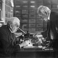 Die Brüder Auguste (rechts) und Louis Lumière gelten als Erfinder des Kinos. (Archivbild) - Foto: picture-alliance / dpa