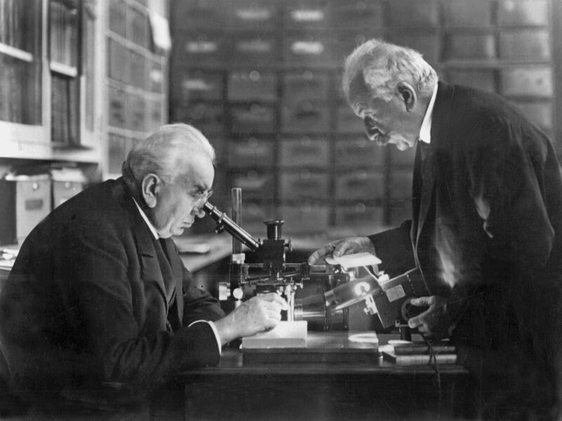 Die Brüder Auguste (rechts) und Louis Lumière gelten als Erfinder des Kinos. (Archivbild) - Foto: picture-alliance / dpa