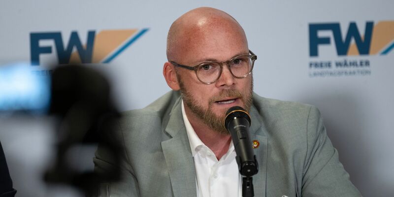 Was am Stammtisch kriminell sei, müsse auch im Netz sanktioniert werden können, sagt Bayerns Digitalminister Fabian Mehring. (Archivbild) - Foto: Pia Bayer/dpa