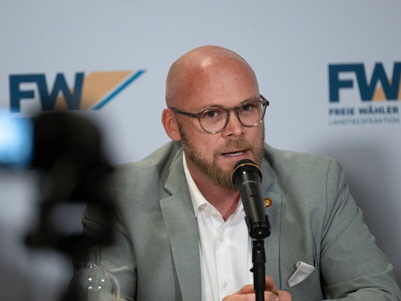 Was am Stammtisch kriminell sei, müsse auch im Netz sanktioniert werden können, sagt Bayerns Digitalminister Fabian Mehring. (Archivbild) - Foto: Pia Bayer/dpa