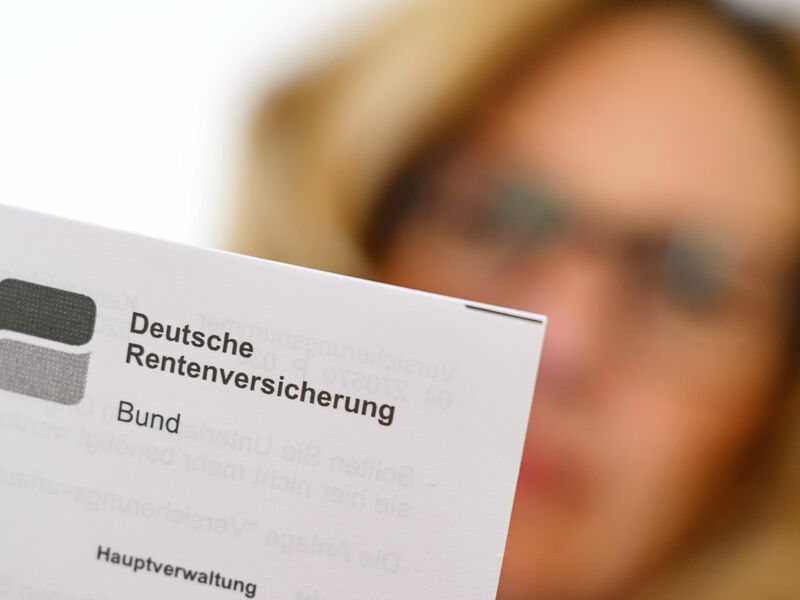 Bei der Rente geht es um viel Geld - für die Betroffenen, die Einzahlenden und den Staat. (Archivfoto) - Foto: Patrick Pleul/dpa