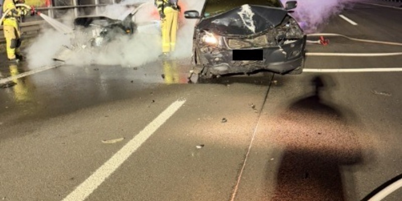 FW-RS: Verkehrsunfall mit PKW in Vollbrand - Foto: presseportal.de