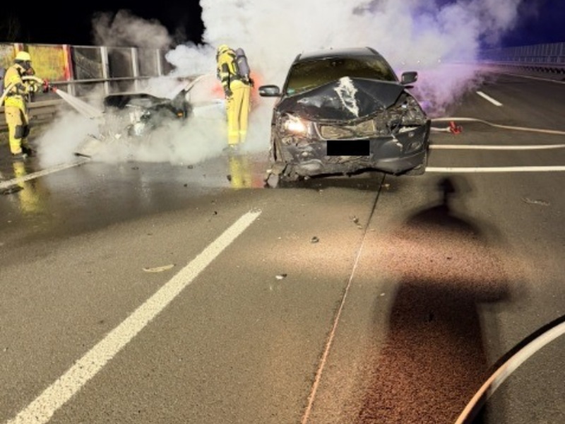 FW-RS: Verkehrsunfall mit PKW in Vollbrand - Foto: presseportal.de