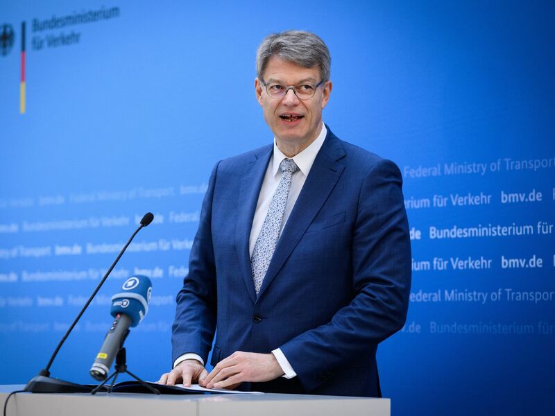 Der Bundesverkehrsminister sieht in der Absenkung der Luftverkehrssteuer einen Beitrag, den Standort Deutschland zu stärken. (Archivbild)    - Foto: Bernd von Jutrczenka/dpa