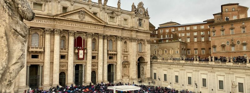 Mit Regencapes und unter Regenschirmen verfolgten die Gläubingen die Ansprache des Papstes. - Foto: Sabine Dobel/dpa