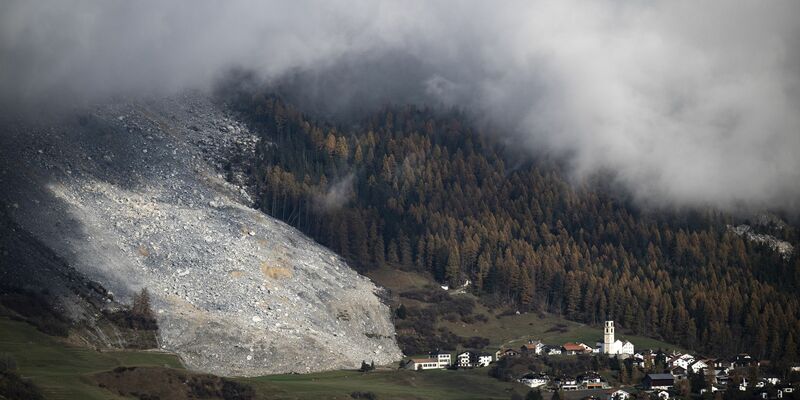 Ein Entwässerungsstollen bringt Entspannung für Brienz. (Archivbild) - Foto: Gian Ehrenzeller/KEYSTONE/dpa