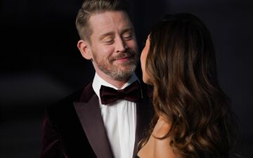 Der frühere Kinderstar und «Kevin»-Darsteller Macaulay Culkin möchte seine kleinen Söhne so lange wie möglich im Dunkeln über seine Rolle in dem Weihnachtsklassiker lassen. (Archivbild) - Foto: Jordan Strauss/Invision/AP/dpa