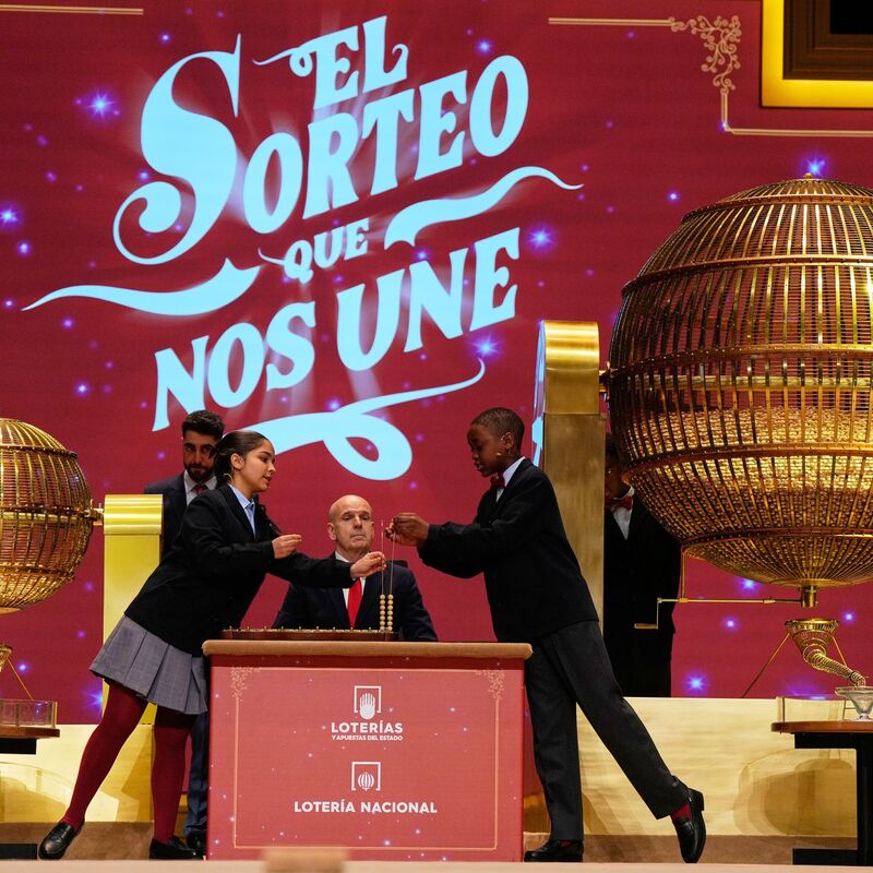 Schülerinnen und Schüler stehen im Mittelpunkt der Zeremonie. - Foto: Manu Fernandez/AP/dpa