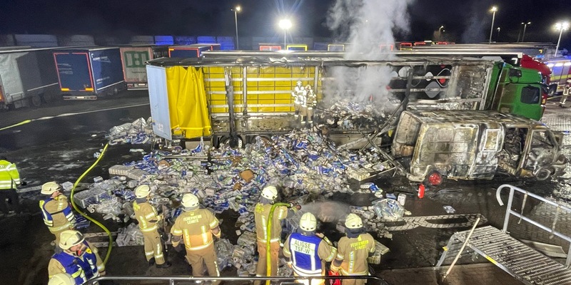 FW Lehrte: Schwerer Fahrzeugbrand auf der A2 bei Lehrte am 26. Dezember 2025 - Foto: presseportal.de