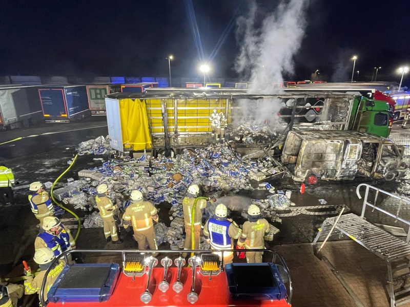 FW Lehrte: Schwerer Fahrzeugbrand auf der A2 bei Lehrte am 26. Dezember 2025 - Foto: presseportal.de