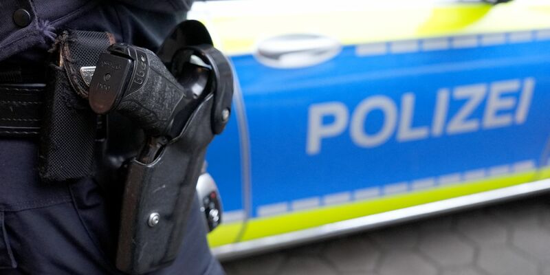 Nach dem derzeitigen Stand der Ermittlungen hat der 33-Jährige laut Polizei die Einsatzkräfte mit einer Schere angegriffen. (Symbolbild) - Foto: Marcus Brandt/dpa