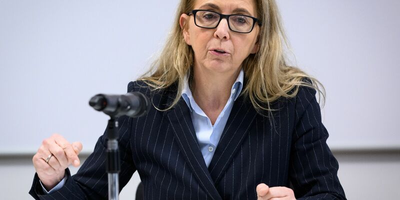 Polizeipräsidentin Barbara Slowik Meisel weist auf den hohen Anteil Jugendlicher bei Gewalttätern hin. (Archivbild) - Foto: Bernd von Jutrczenka/dpa