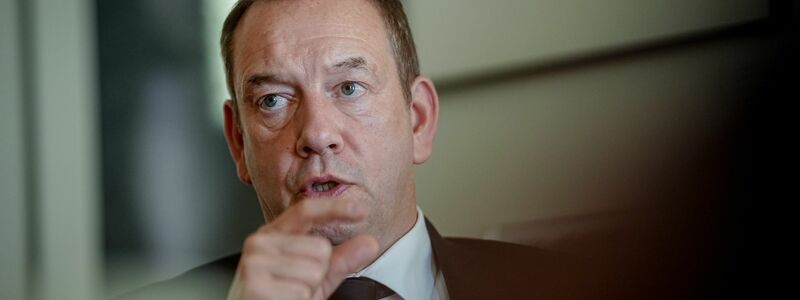 Der Wehrbeauftragte Henning Otte stellt eine geänderte Einstellung der Gesellschaft zur Bundeswehr fest.  - Foto: Kay Nietfeld/dpa