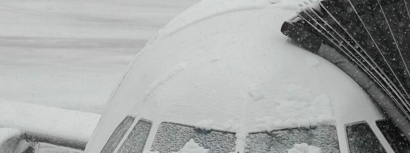 Hunderte Flüge von und nach New York wurden wegen heftigen Winterwetters gestrichen. (Symbolbild) - Foto: Frank Franklin II/AP/dpa