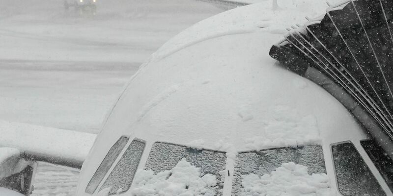 Hunderte Flüge von und nach New York wurden wegen heftigen Winterwetters gestrichen. (Symbolbild) - Foto: Frank Franklin II/AP/dpa