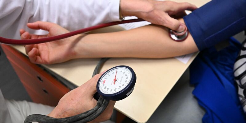 Kassenärzte-Chef Andreas Gassen fordert eine Kontaktgebühr bei Arztbesuchen. (Symbolbild) - Foto: Bernd Weißbrod/dpa