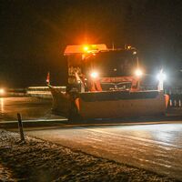 Zwei Winterdienstfahrzeuge streuten den Bereich der Unfallstelle. Dies gab den Rettungskräften mehr Sicherheit, ihren Einsatz durchzuführen, wie es in der Mitteilung hieß. (Symbolbild) - Foto: Jason Tschepljakow/dpa