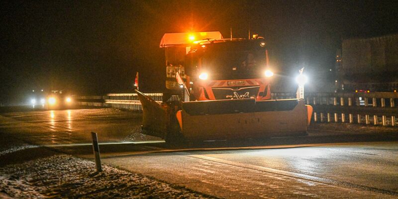 Zwei Winterdienstfahrzeuge streuten den Bereich der Unfallstelle. Dies gab den Rettungskräften mehr Sicherheit, ihren Einsatz durchzuführen, wie es in der Mitteilung hieß. (Symbolbild) - Foto: Jason Tschepljakow/dpa