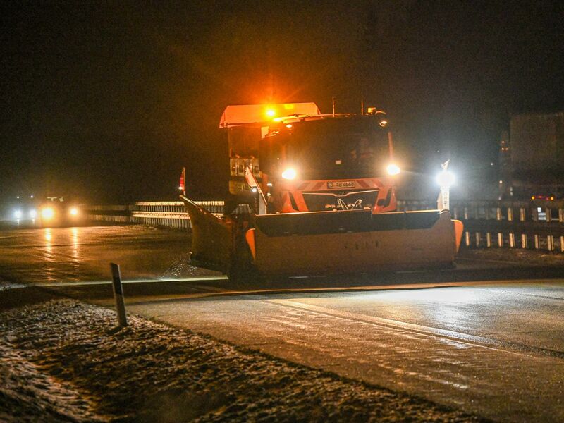 Zwei Winterdienstfahrzeuge streuten den Bereich der Unfallstelle. Dies gab den Rettungskräften mehr Sicherheit, ihren Einsatz durchzuführen, wie es in der Mitteilung hieß. (Symbolbild) - Foto: Jason Tschepljakow/dpa