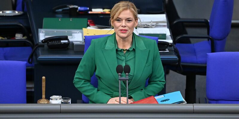 Bundestagspräsidentin Julia Klöckner fordert strengere Voraussetzungen für eine Beschäftigung durch Abgeordnete und eine bessere Drohnenabwehr. (Archivbild)  - Foto: Elisa Schu/dpa