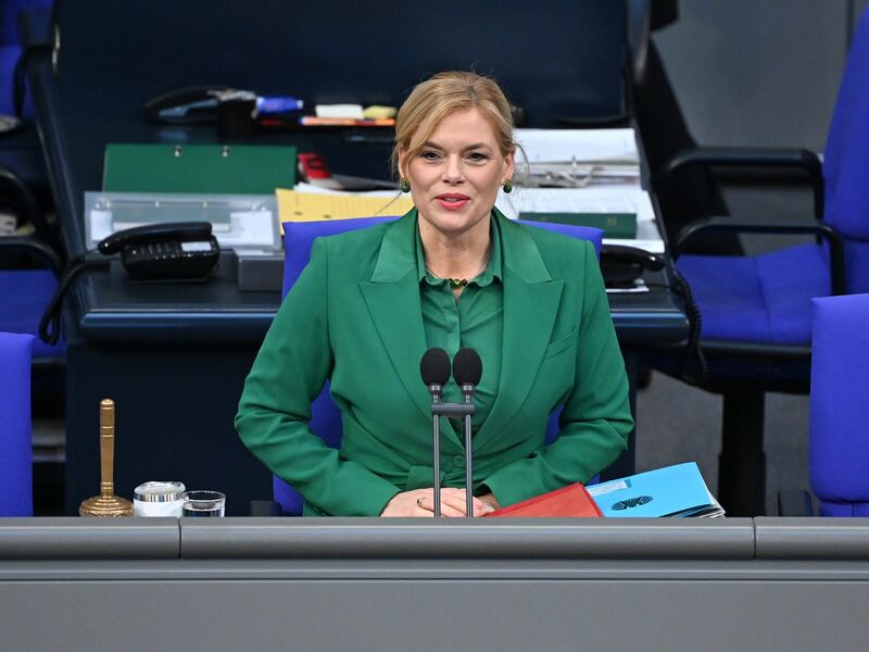 Bundestagspräsidentin Julia Klöckner fordert strengere Voraussetzungen für eine Beschäftigung durch Abgeordnete und eine bessere Drohnenabwehr. (Archivbild)  - Foto: Elisa Schu/dpa