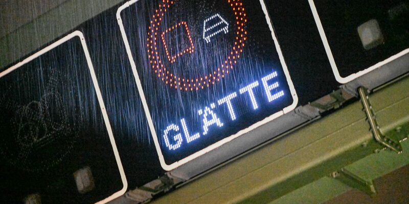 Auch in der Nacht auf Sonntag müssen Autofahrer und Fußgänger vorsichtig sein - es kann glatt werden.  - Foto: Jason Tschepljakow/dpa