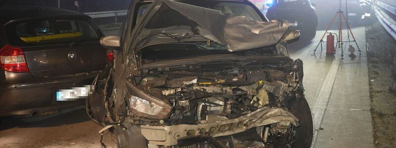 Dreizehn Menschen wurden auf der A1 bei Oldenburg bei einem Unfall auf der spiegelglatten Fahrbahn verletzt. - Foto: Nord-West-Media TV/Nord-West-Media TV /dpa
