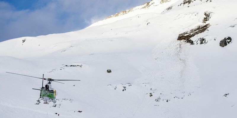 Rettungshubschrauber suchten nach den Vermissten. (Symbolbild) - Foto: Urs Flueeler/KEYSTONE/dpa