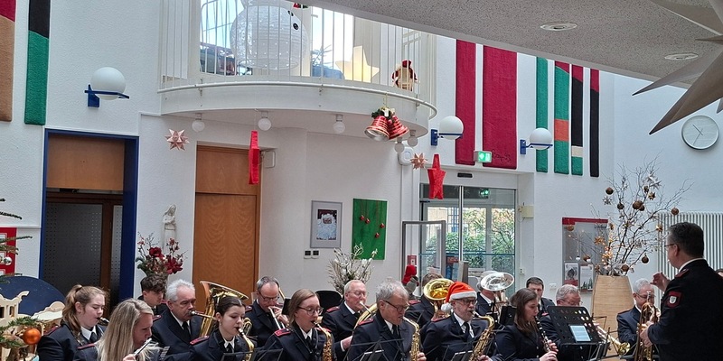 FW Tönisvorst: Musikzug der Freiwilligen Feuerwehr Tönisvorst bringt Weihnachtsfreude ins Altenheim St. Tönis - Foto: presseportal.de
