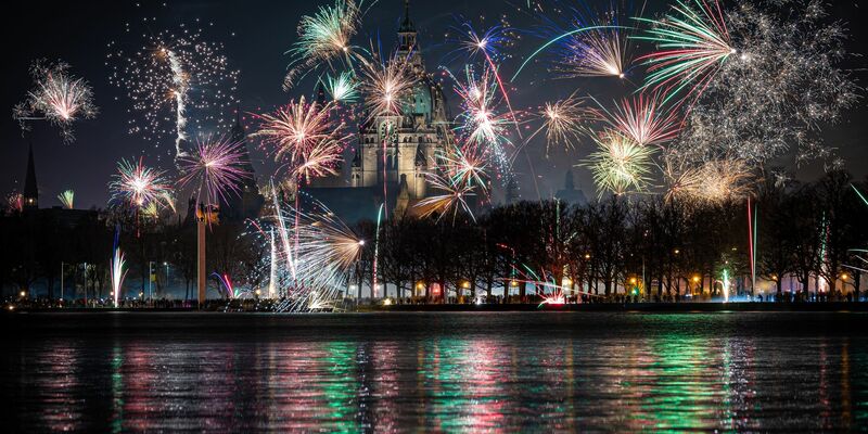 Niemand hat etwas gegen organisierte Feuerwerke an zentralen Plätzen, doch die wilde Böllerei muss untersagt werden, sagt der Präsident der Bundesärztekammer. (Archivfoto) - Foto: Moritz Frankenberg/dpa