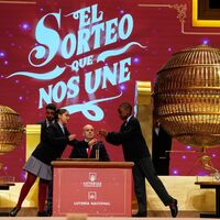 Schülerinnen und Schüler stehen im Mittelpunkt der Zeremonie. Hier bei der Ziehung der Lottozahlen im Madrider Teatro Real. - Foto: Manu Fernandez/AP/dpa