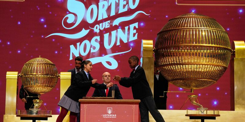Schülerinnen und Schüler stehen im Mittelpunkt der Zeremonie. Hier bei der Ziehung der Lottozahlen im Madrider Teatro Real. - Foto: Manu Fernandez/AP/dpa