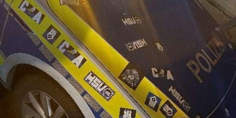 POL-STD: Unbekannte bekleben Streifenwagen in Heinbockel mit HSV-Stickern, Einbrecher in Buxtehuder Friseursalon - Foto: presseportal.de