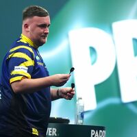 Luke Littler musste sich als Kind einer Operation an den Augen unterziehen. (Archivbild) - Foto: Bradley Collyer/PA Wire/dpa