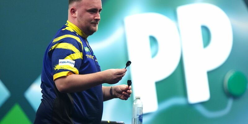 Luke Littler musste sich als Kind einer Operation an den Augen unterziehen. (Archivbild) - Foto: Bradley Collyer/PA Wire/dpa