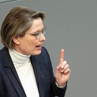 Bundesjustizministerin Stefanie Hubig ist gegen eine Klarnamenpflicht. (Archivbild) - Foto: Michael Kappeler/dpa
