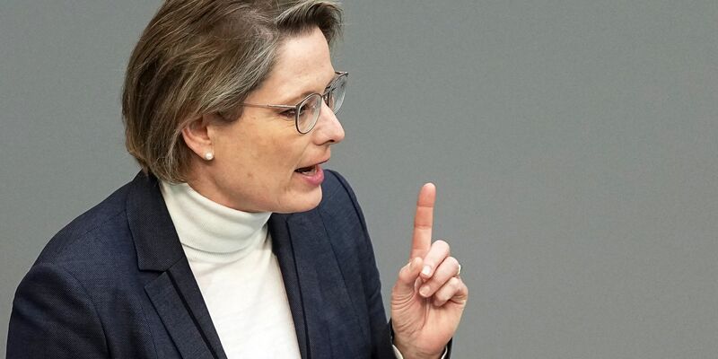 Bundesjustizministerin Stefanie Hubig ist gegen eine Klarnamenpflicht. (Archivbild) - Foto: Michael Kappeler/dpa