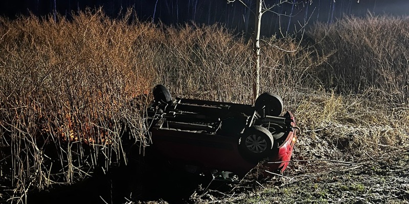 FW Ense: Ruhige Weihnachten für die Feuerwehr Ense / Glatteis-Unfall am 2. Weihnachtstag - Foto: presseportal.de