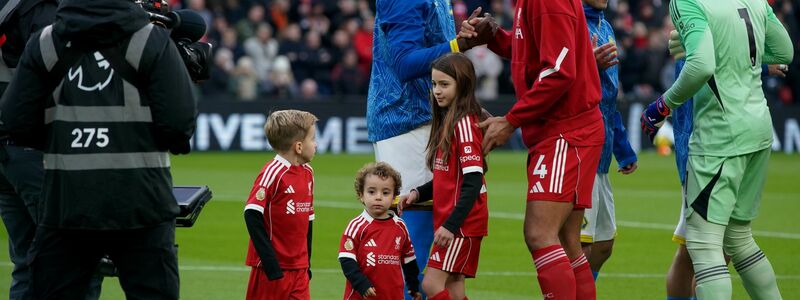 Bewegende Momente: Diogo Jotas Kinder, Dinis und Duarte, begleiten die Liverpool-Profis aufs Spielfeld. - Foto: Ian Hodgson/AP/dpa